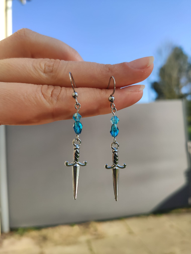 Boucles d&#039;oreilles pendantes dagues bleues