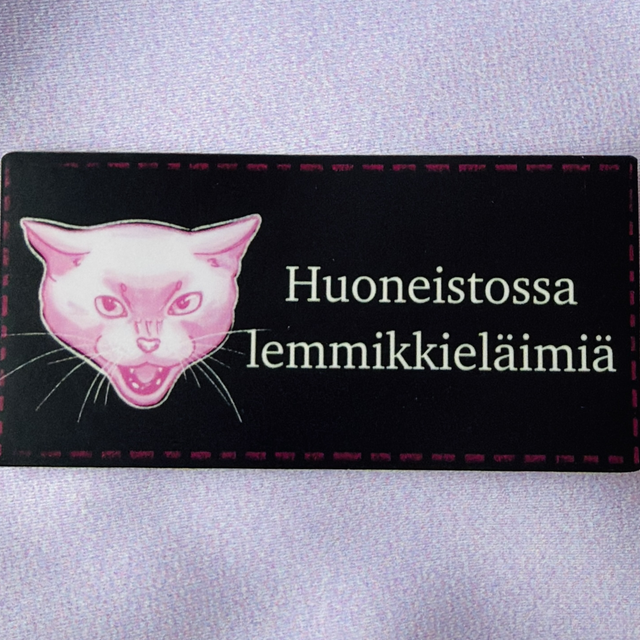 Huoneistossa lemmikkieläimiä [kissa] -tarra