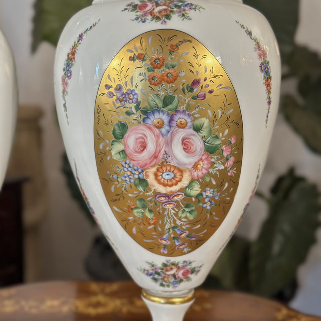 Conjunto de par de urnas e centro de mesa em porcelana branca da coleção St. Martial