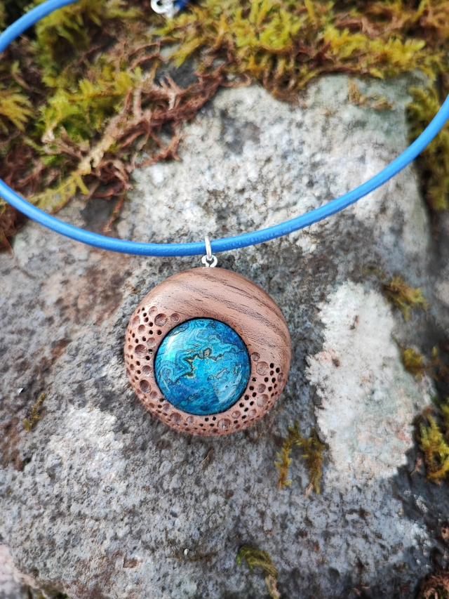 Pendentif en Bois de Noyer Noir, Agate et Cordon Cuir