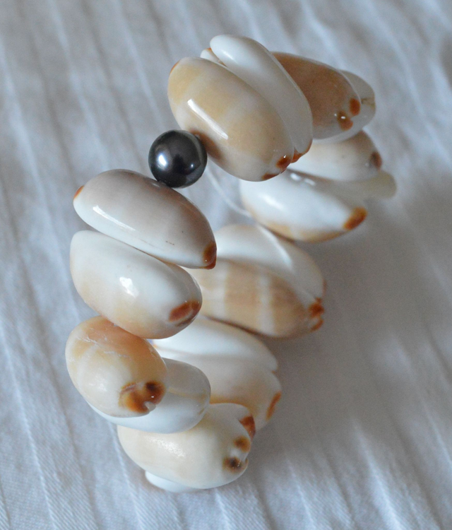 Bracelet coquillages blancs/beiges pointes oranges - perle de Tahiti - élastiqué - diamètre 5,5 cm