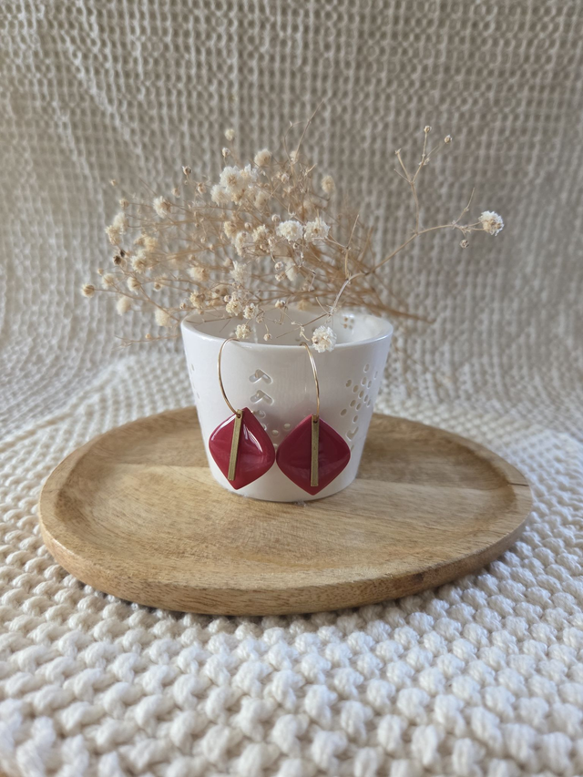 Boucles d&#039;oreilles Mae glossy coloris cerise