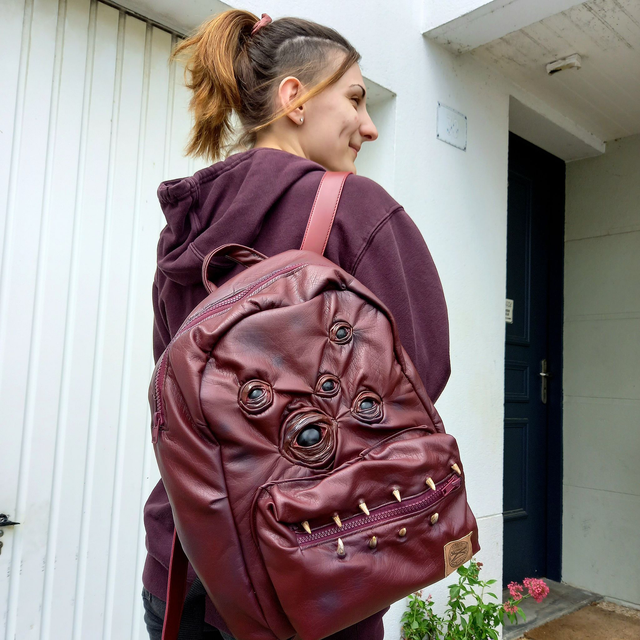 Sac à dos - monstre bordeau