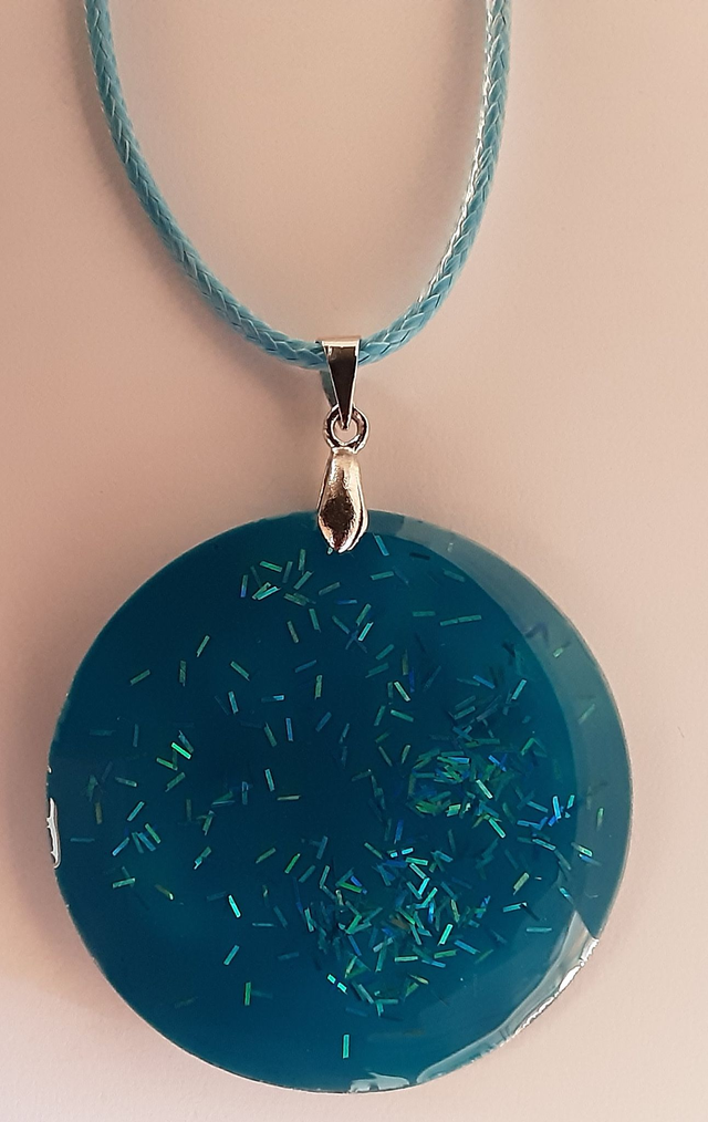 Pendentif rond collection Mouna Paillette couleur bleu turquoise et paillettes irisées