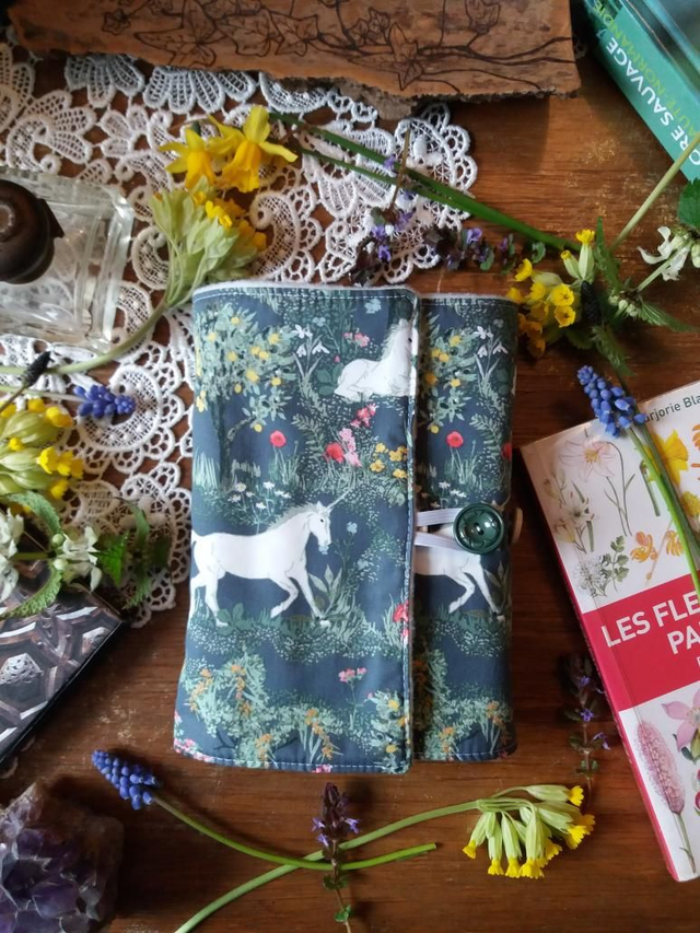 Protège livre jardin de la licorne, envie de printemps et de magie, modèle printanier et féérique