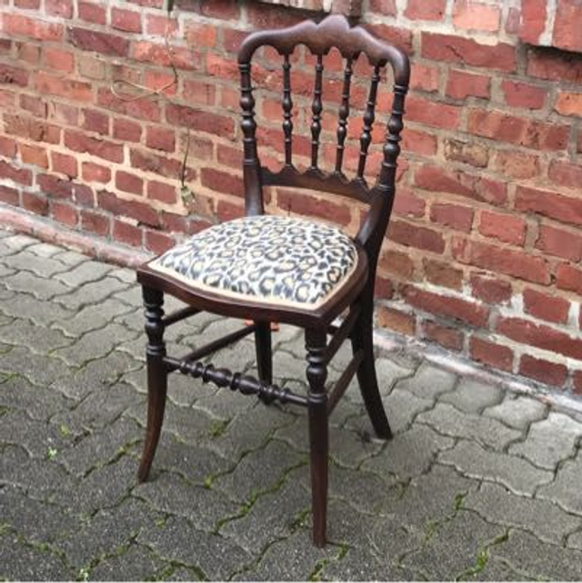 Leo Stuhl /  antik / Nußbaum 