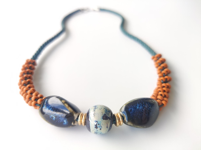 Collar cerámica azul y naranja