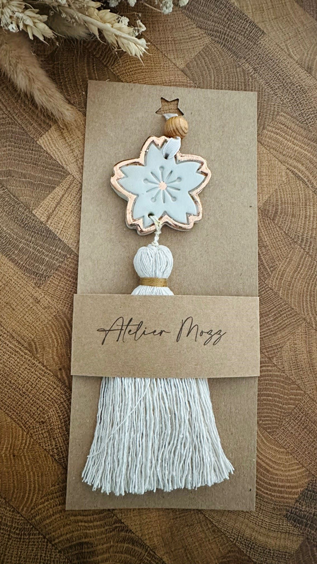 Suspension CERISIER or rose en argile &amp; pompon macramé - Déco artisanale poétique