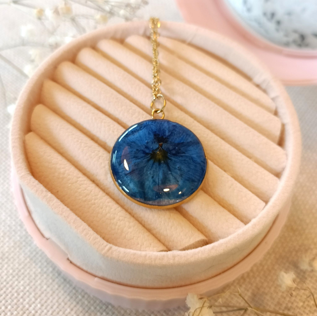 Chloe - Collier avec véritable fleur de pensée bleu clair