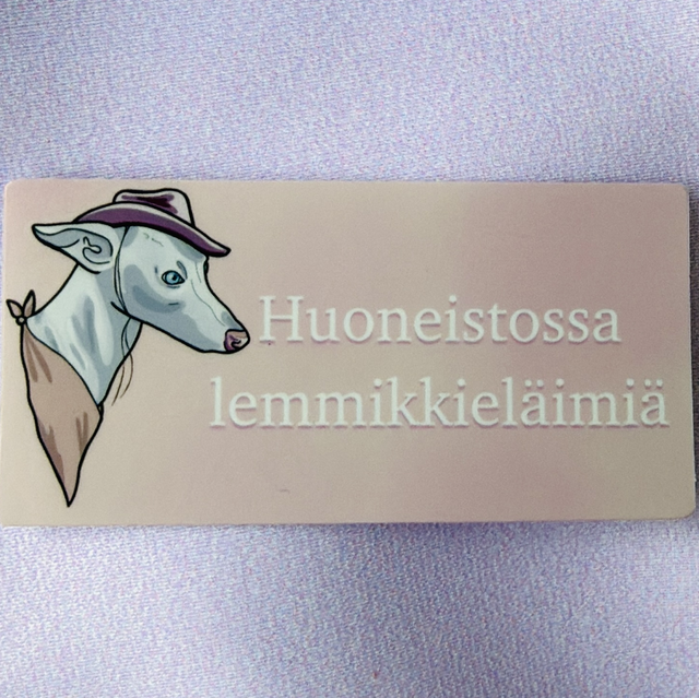 Huoneistossa lemmikkieläimiä [koira] -tarra