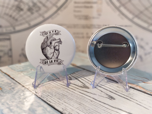 BADGE "ICI, IL Y A DE LA VIE"