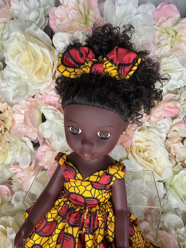 Poupée Habillée d'une Jupe et Haut en Wax Jaune et Rouge Fait main