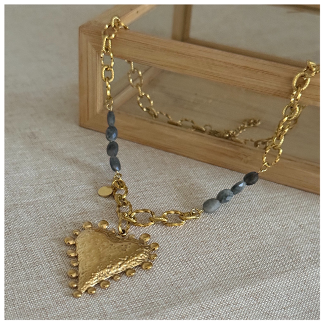 Collier gros cœur et perles grises