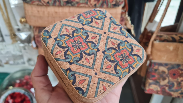 Petite boîte à bijoux de voyage fourré de tissu en liège naturel et imprimé carreaux bleus carré 