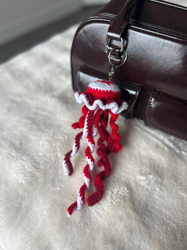 Bijou de sac Méduse rouge au crochet