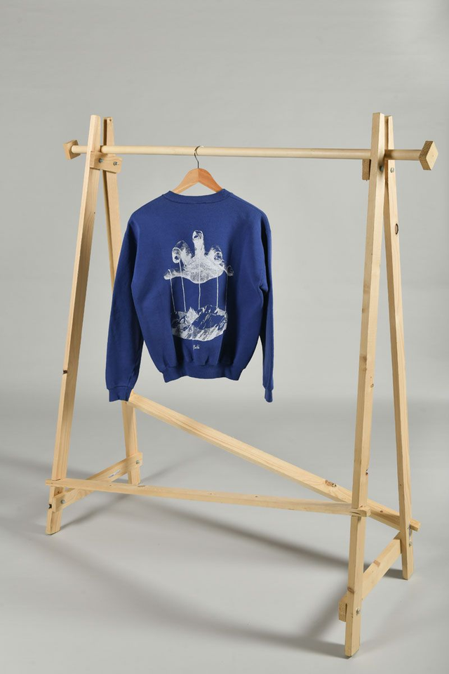 Sweat bleu Jerzees seconde main sérigraphié – Œuvre montagne pantin