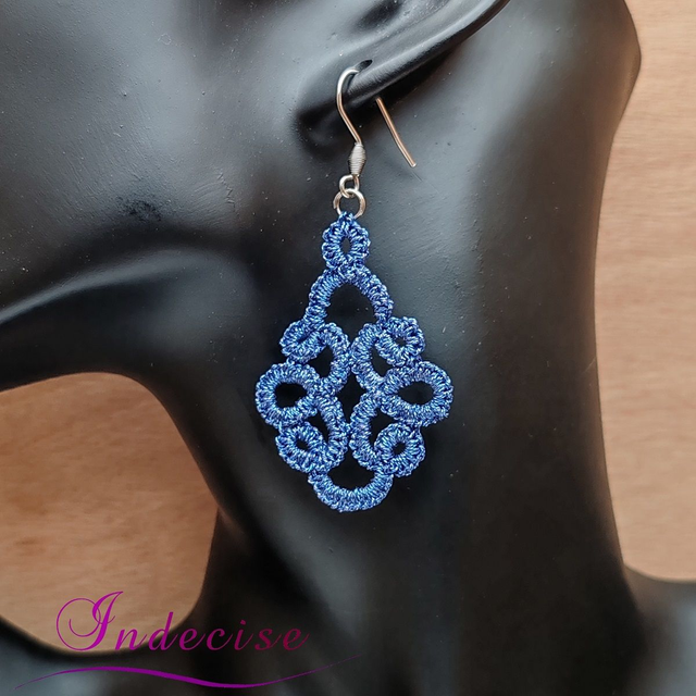Boucles d'oreilles bleu dur métal, crochets en acier 316L - Créations artisanales Indecise