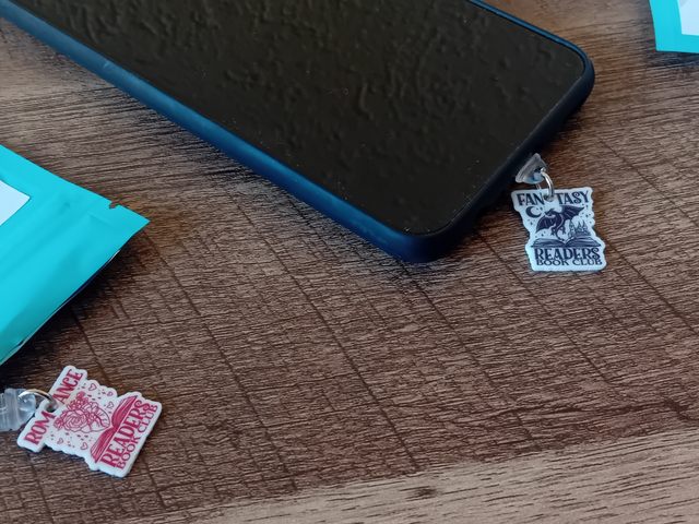 Bijou de téléphone anti-poussière “Fantasy Reader Book Club” – Accessoire pour liseuse, smartphone iOS & Android