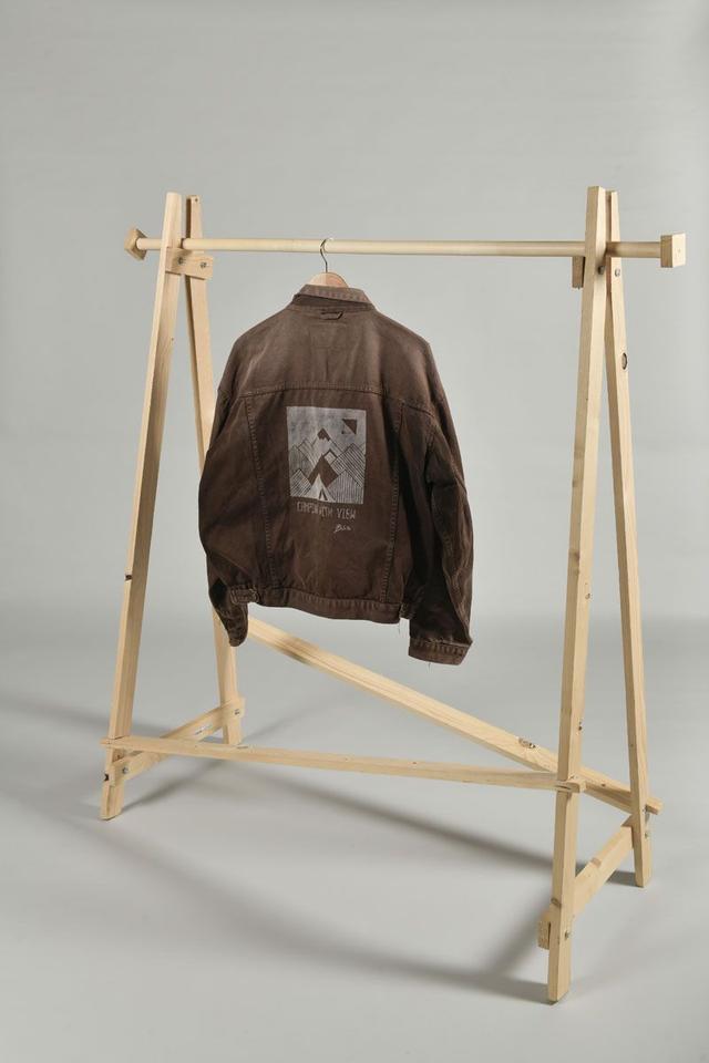 Veste marron de seconde main tamponnée - tampon montagne tente