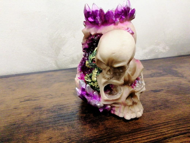 Crâne géode avec bébé dragon