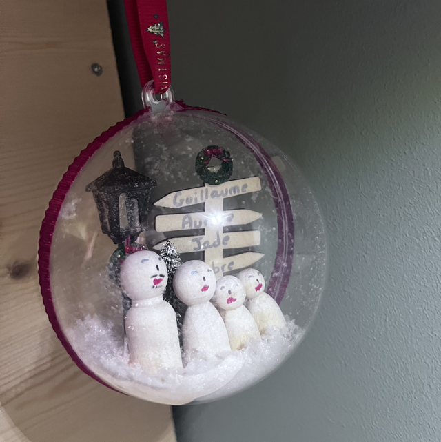 Noël en Famille – Boule Personnalisée Effet Boule à Neige