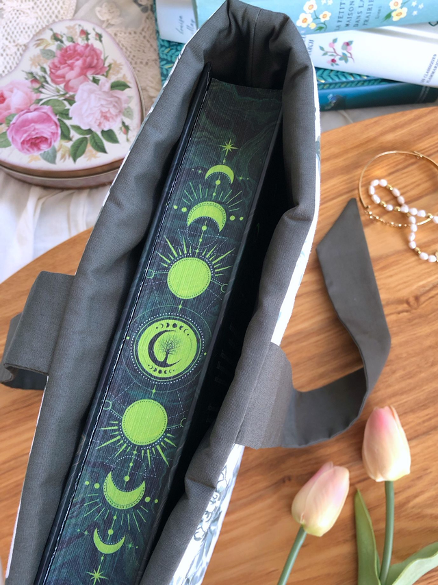 Pochette à livres en coton matelassé Philomèle verte - ouverture latérale avec nœud