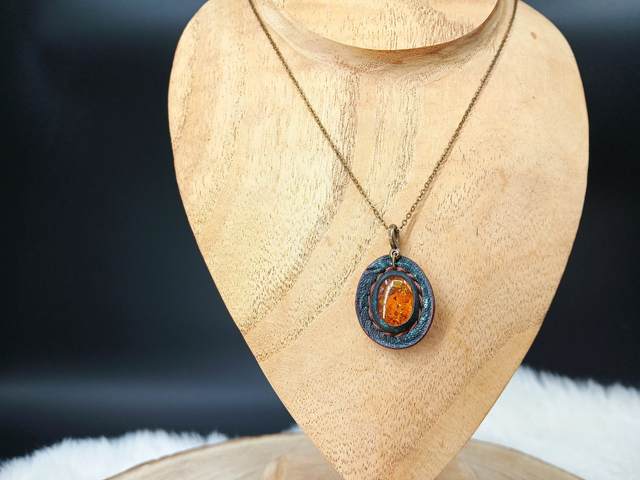 Nantosuelta, pendentif en ambre et cuir
