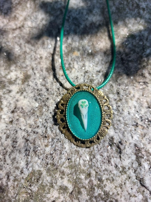 Pendentif crâne de corbeau turquoise 