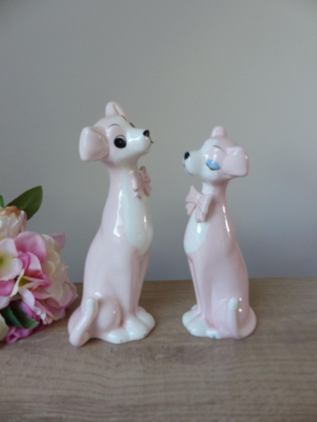 Couple de Chiens Romantiques en Céramique Blanc et Rose, Déco Poétique pour Chambre d’Enfant ou Cadeau Tendre à Offrir -