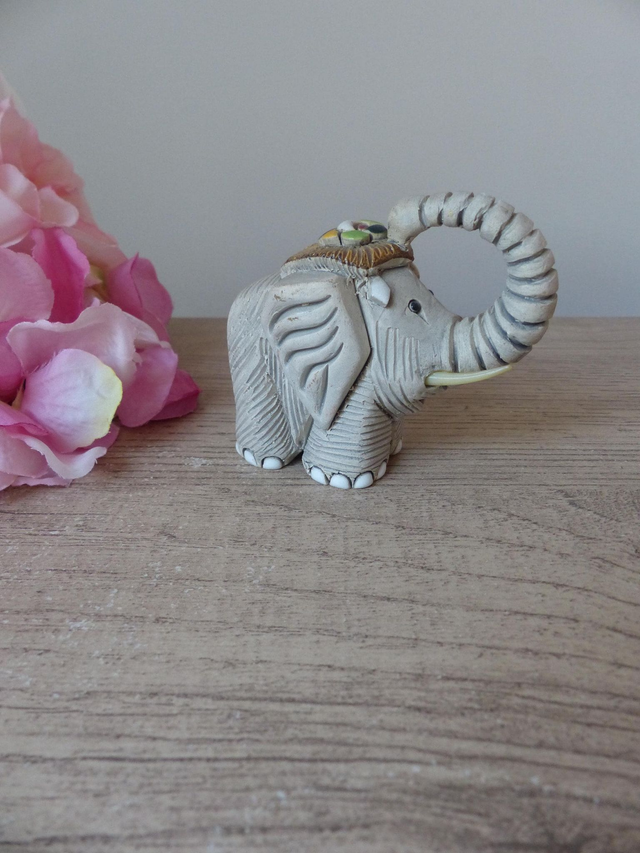 Figurine Éléphant Porte-Bonheur Rinconada – Sculpture Artisanale en Argile, Uruguay, Sculpture Élégante en Poterie, Cadeau Décoratif Unique