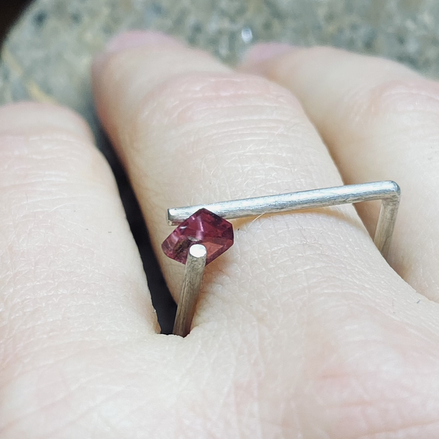 J920 ANELLO QUADRO DISASSATO TORMALINA FUCSIA