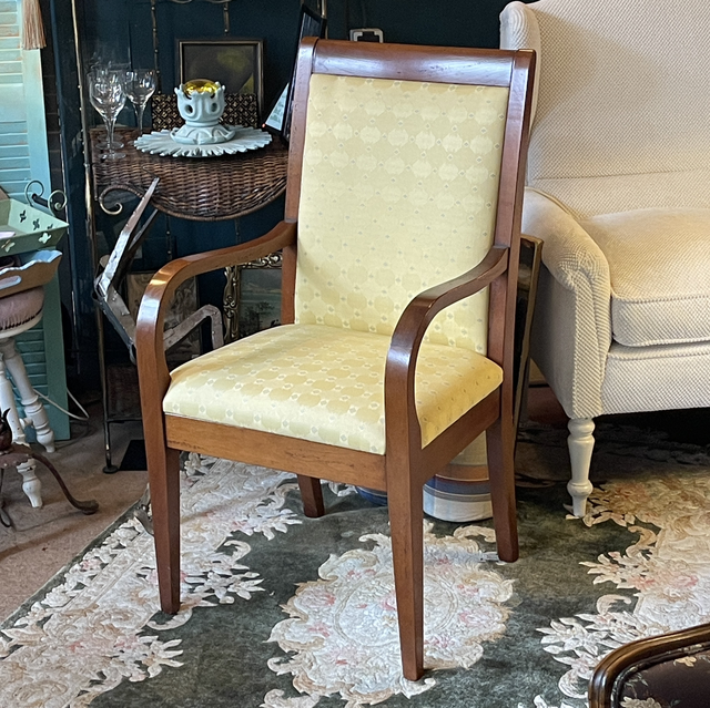 Stuhl mit  Armlehne in Kirschholz