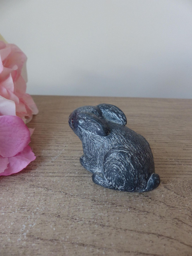 WE Wolf Original Figurine lapin en pierre de savon sculpté à la main Canada, collection petits bébés animaux, lapin assis en pierre ollaire