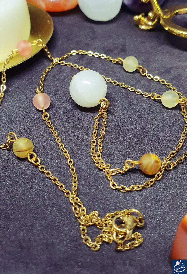 Sautoir en acier inox avec pendentif jade et perles de verre 