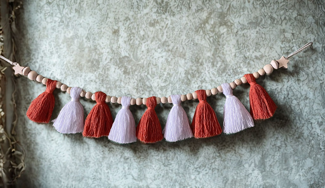 GUIRLANDE décorative avec pampilles et perles de bois