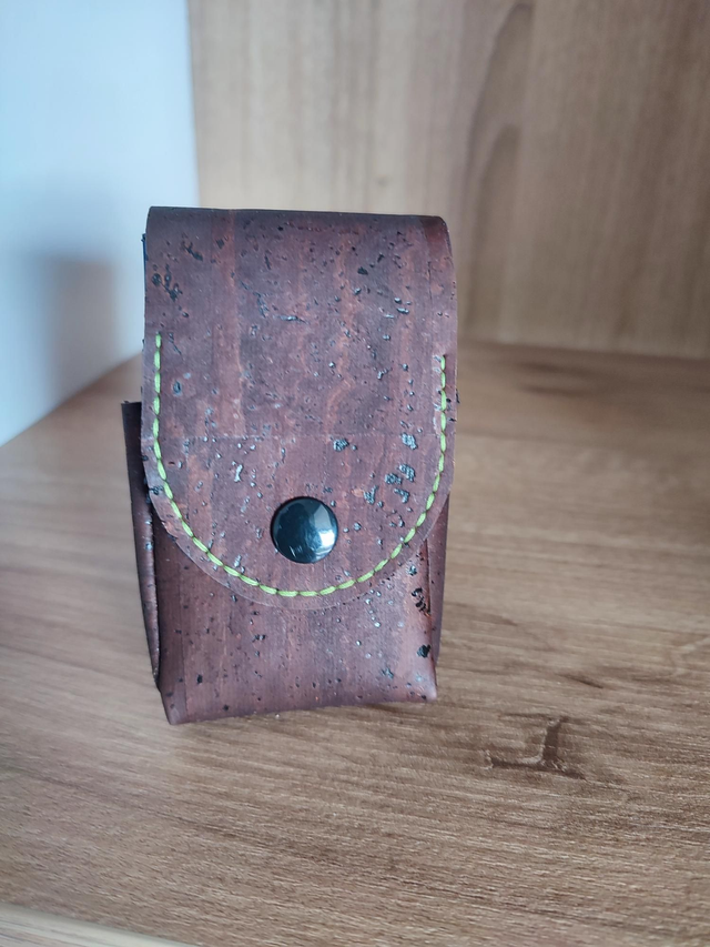 Étui à mouchoirs ou cigarettes marron foncé 