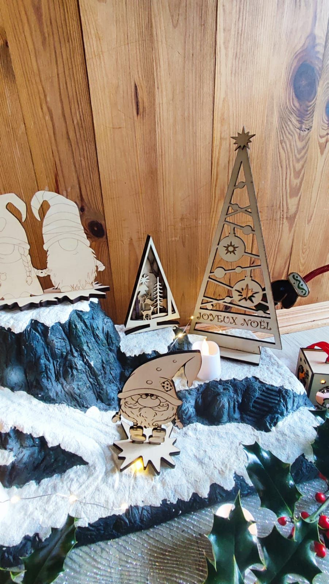 Sapin de Noël en bois géométrique découpé et gravé au laser