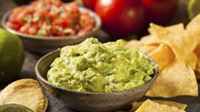 009890 Tortillas Chips mit drei verschiedenen Dips (400g)