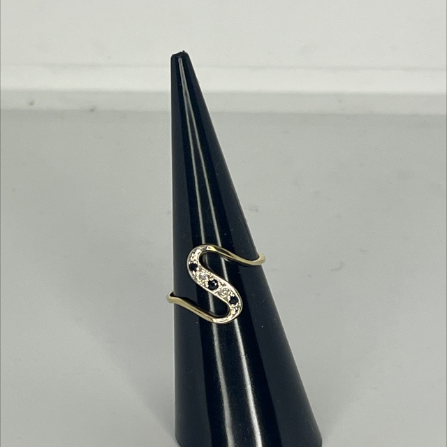 9ct Gold Diamond and Sapphire &quot;S&quot; shaped ring - Size J