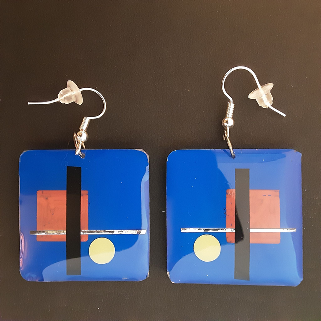 Boucle d’oreille carrée fond bleu électrique et motif graphique noir rouge et jaune bande métallisée