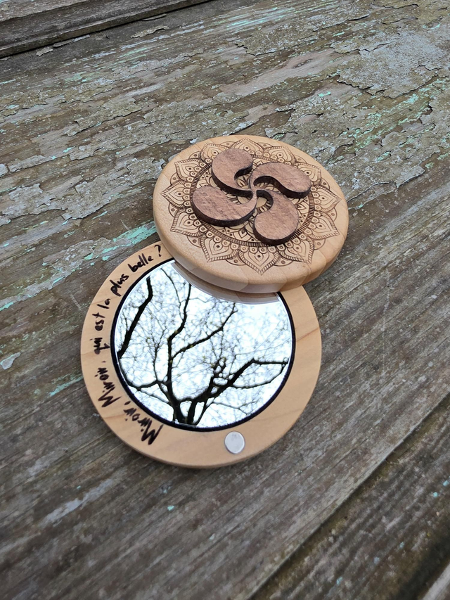Miroir de Poche en Bois & Croix Basque – Tradition et Élégance