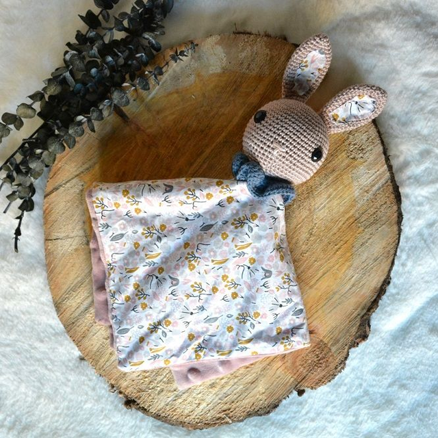 Doudou lapin rose motif fleuri