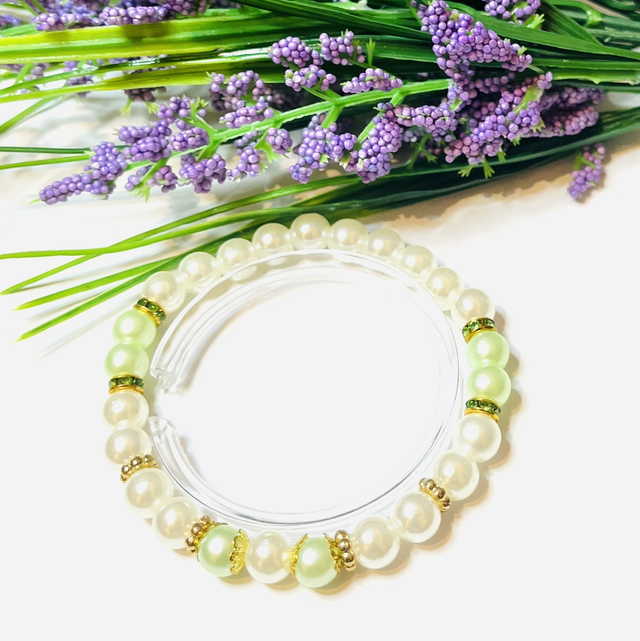 Mint Parel” – Kinderarmband met Lichtgroene Details & Gouden Glans