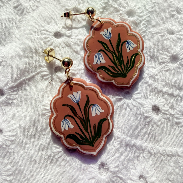 AHAANA - White Floral Scalloped Earrings