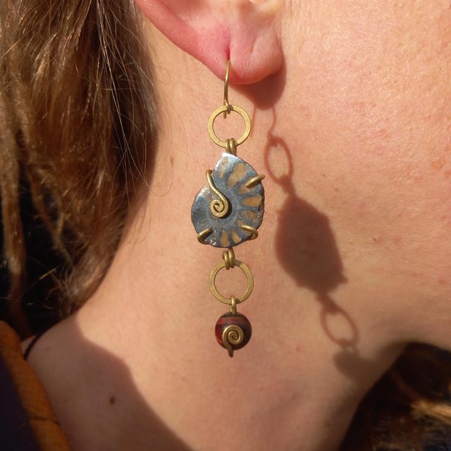 Boucles Laiton ammonite &amp; tigre