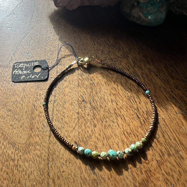 Bracelet fin en Turquoise Africaine facettées et perles de verre bronze 