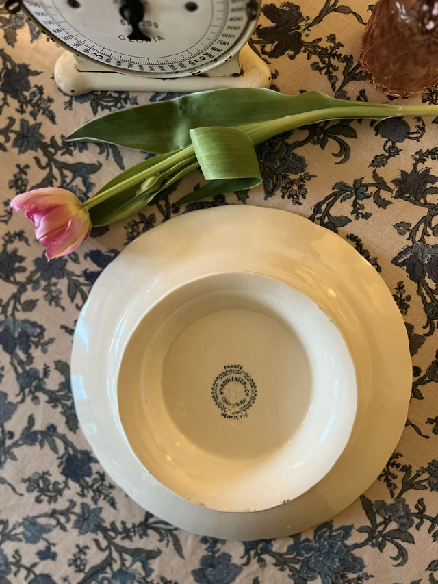 HENRIETTE - Plat piédouche (ou présentoir) signé Choisy le Roi - Terre de Fer