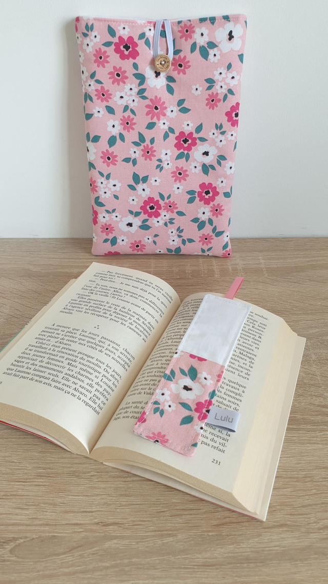 Pochette à livre + marque pages fleurs rose
