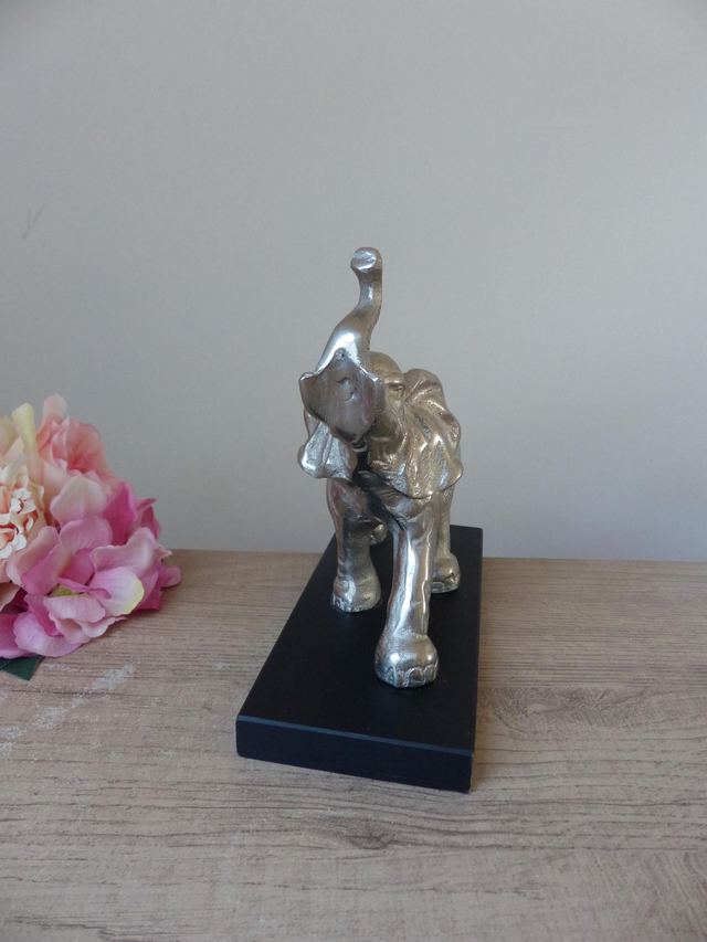 Grande sculpture éléphant métal couleur argent sur socle en bois, figurine éléphant trompe levée décoration bureau joie force paix sagesse
