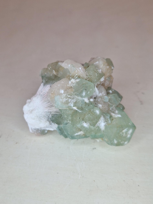 Apophylite sur matrice / 039